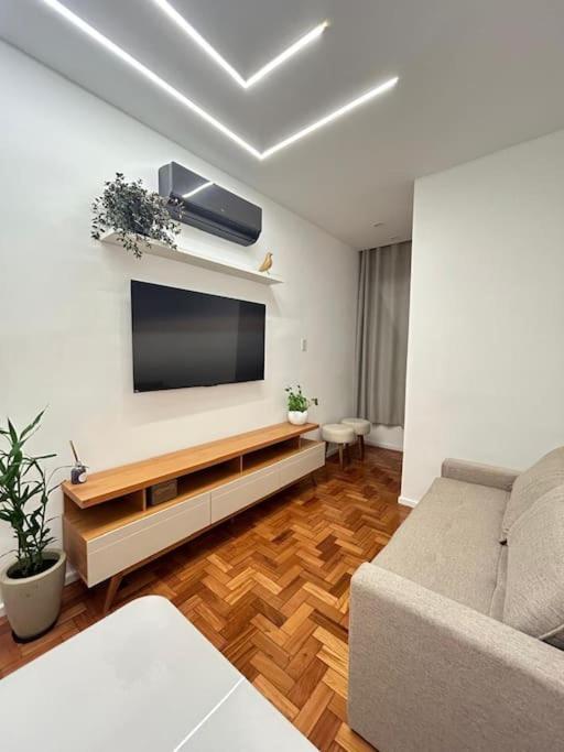 Apartamento Apto Sala E 2 Quartos Na Quadra De Copacabana *