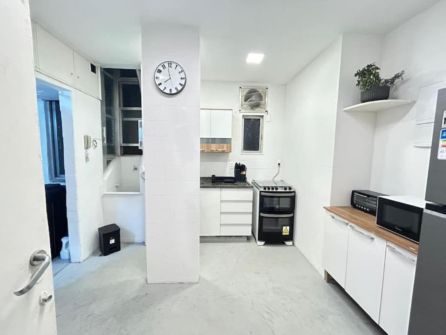 Apartamento Apto Sala E 2 Quartos Na Quadra De Copacabana *