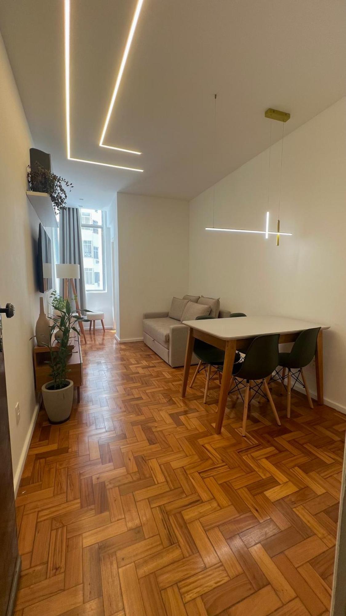 Apto Sala E 2 Quartos Na Quadra De Copacabana